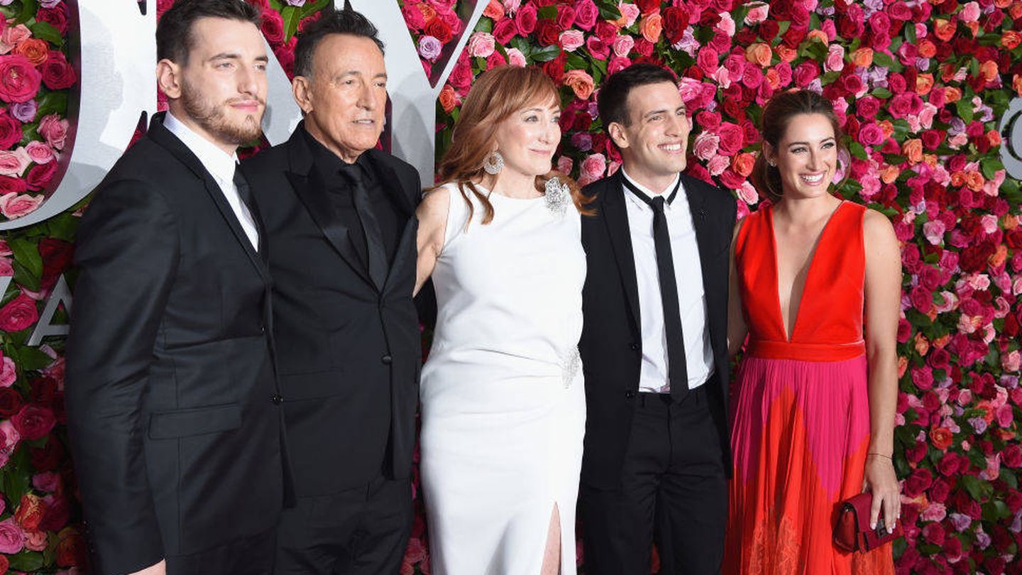 La familia Springsteen, en los Tony Awards. A la derecha, de rojo, Jessica.  (Getty)