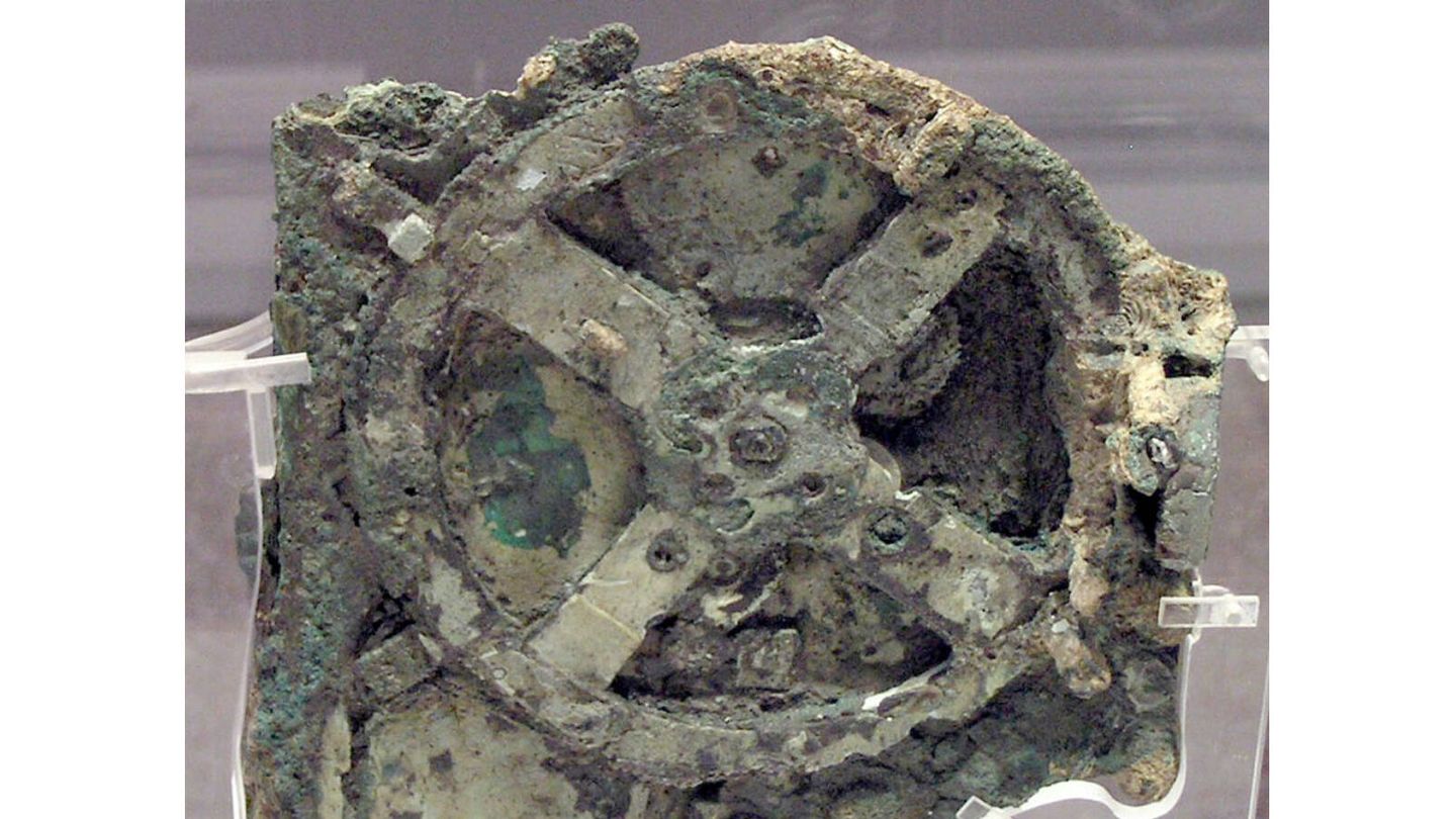 Los restos del mecanismo de Antikythera expuestos en el Museo Arqueológico Nacional de Atenas. (Wikimedia)