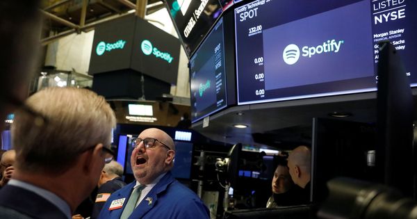 Foto: Traders antes del debut de Spotify. (Reuters)