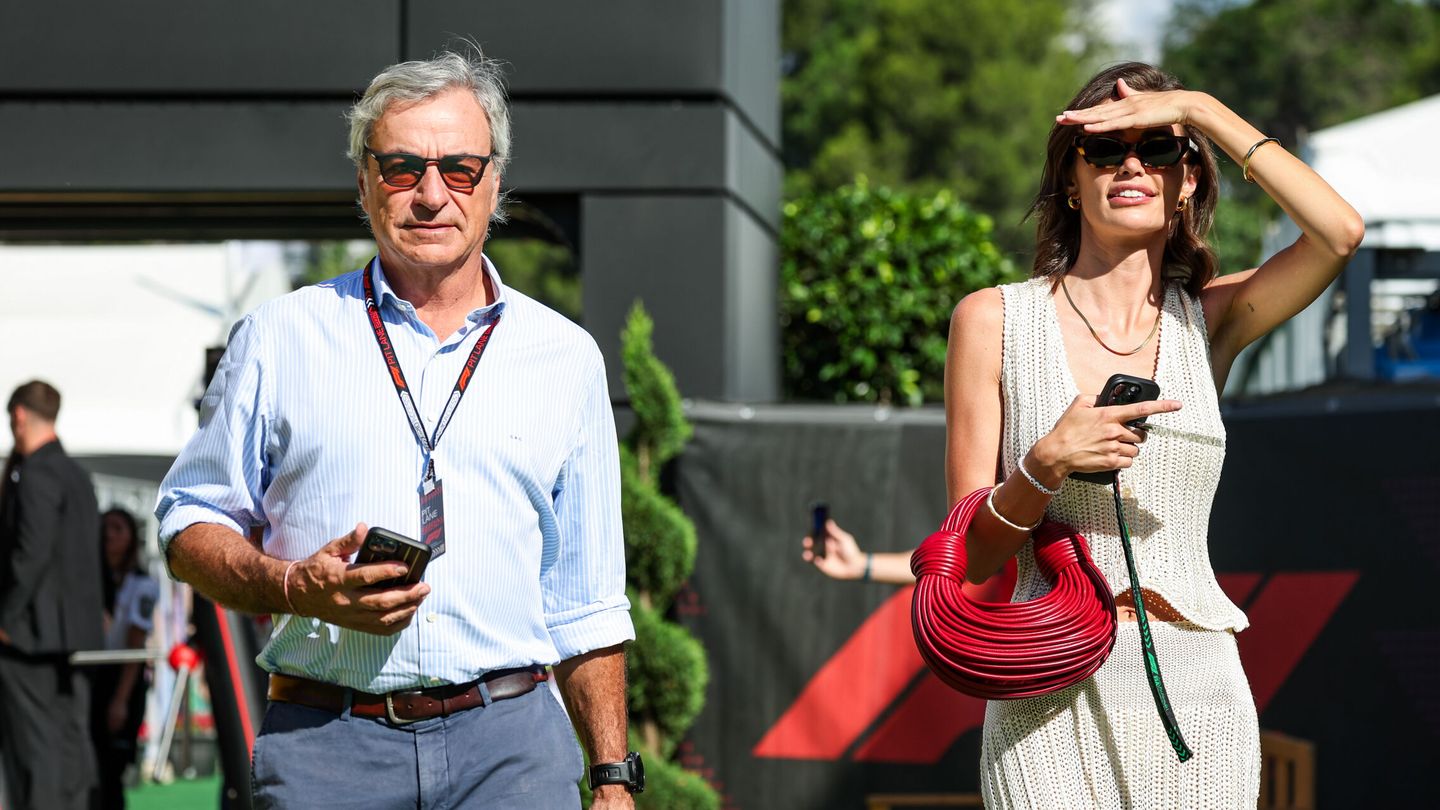 Rebecca Donaldson, junto a Carlos Sainz, padre de su novio. (Europa Press)