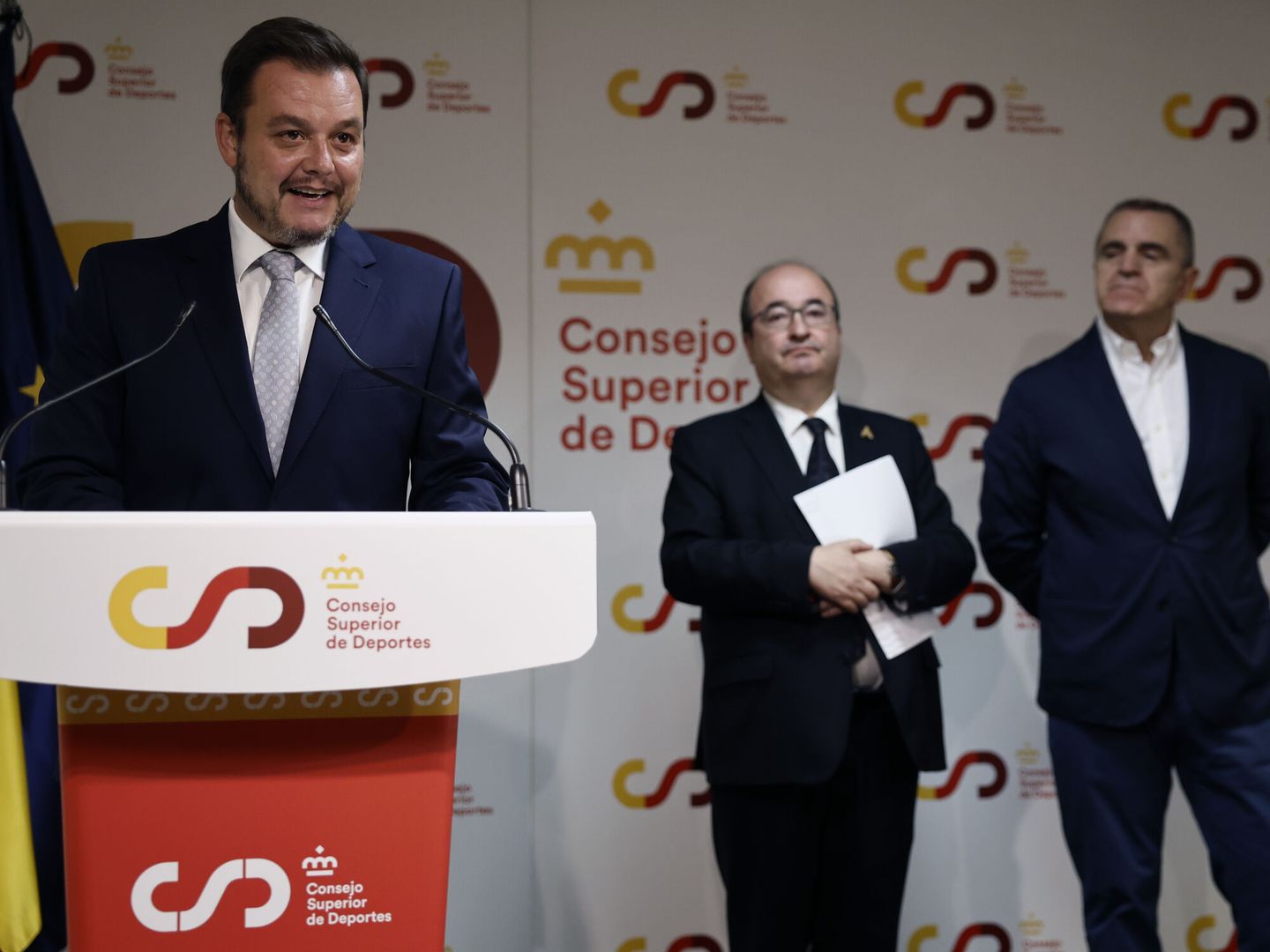 Víctor Francos, presidente del CSD, con el ministro Iceta y José Manuel Franco al fondo. (EFE/Sergio Pérez) 