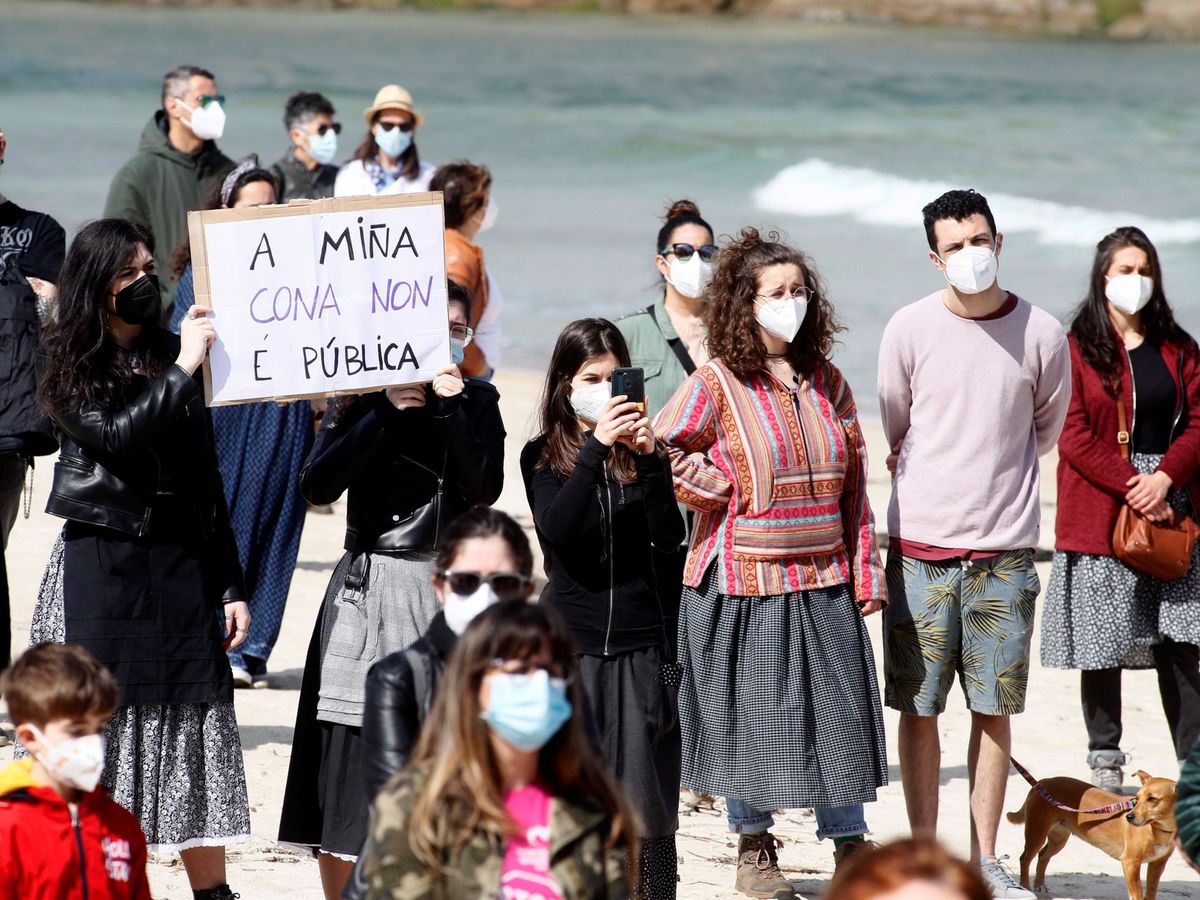 Foto: Protesta contra el archivo de la denuncia por la grabación de mujeres orinando en una calle. (EFE)