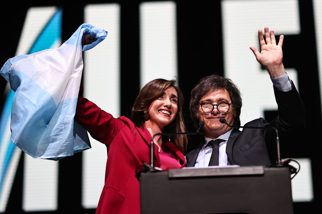 El candidato presidencial Javier Milei y su fórmula vicepresidencial, Victoria Villarruel. (EFE/Juan Ignacio Roncoroni)