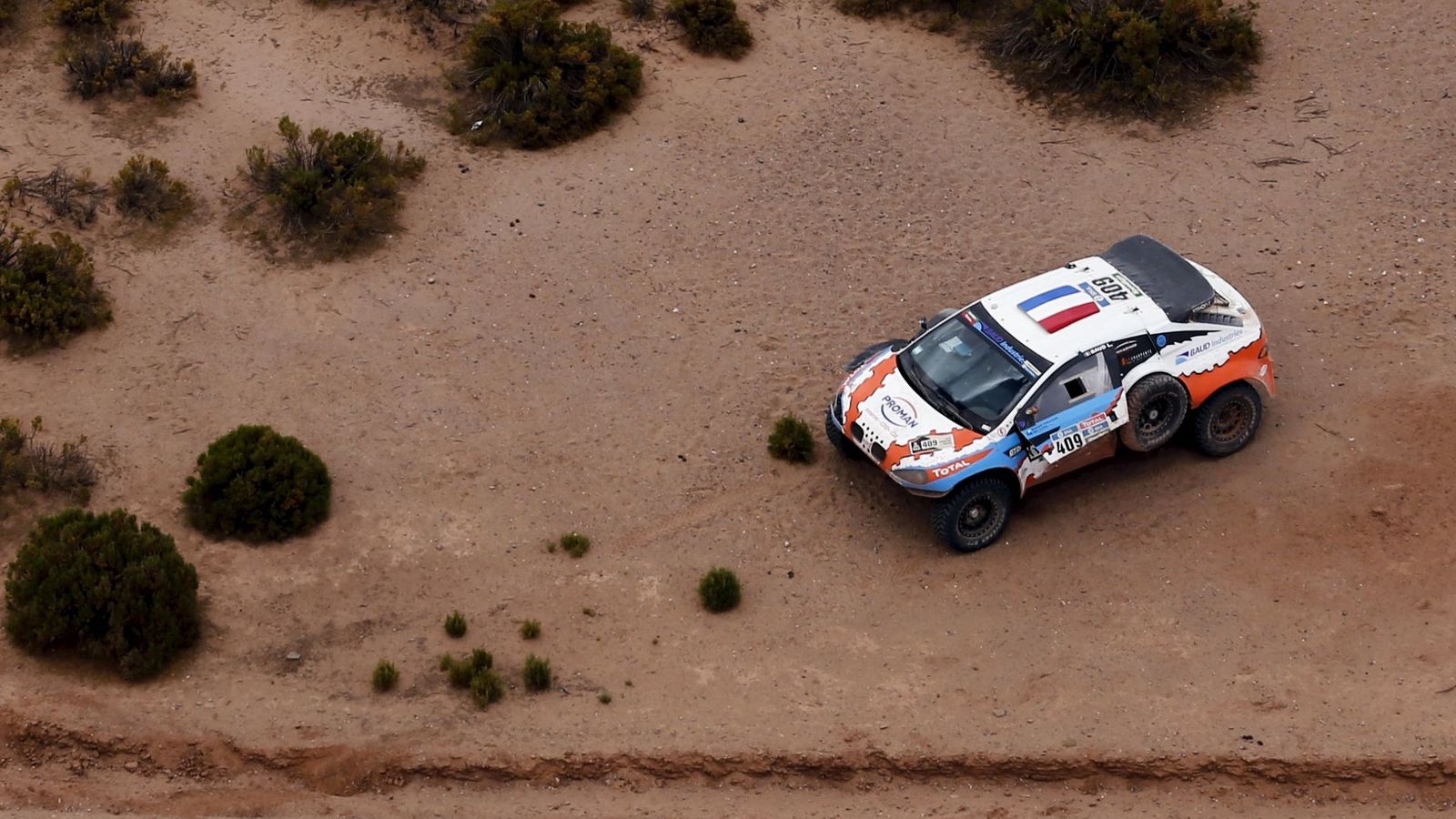 Foto: El piloto Lionel Baud, en un tramo del presente Rally Dakar (Reuters).