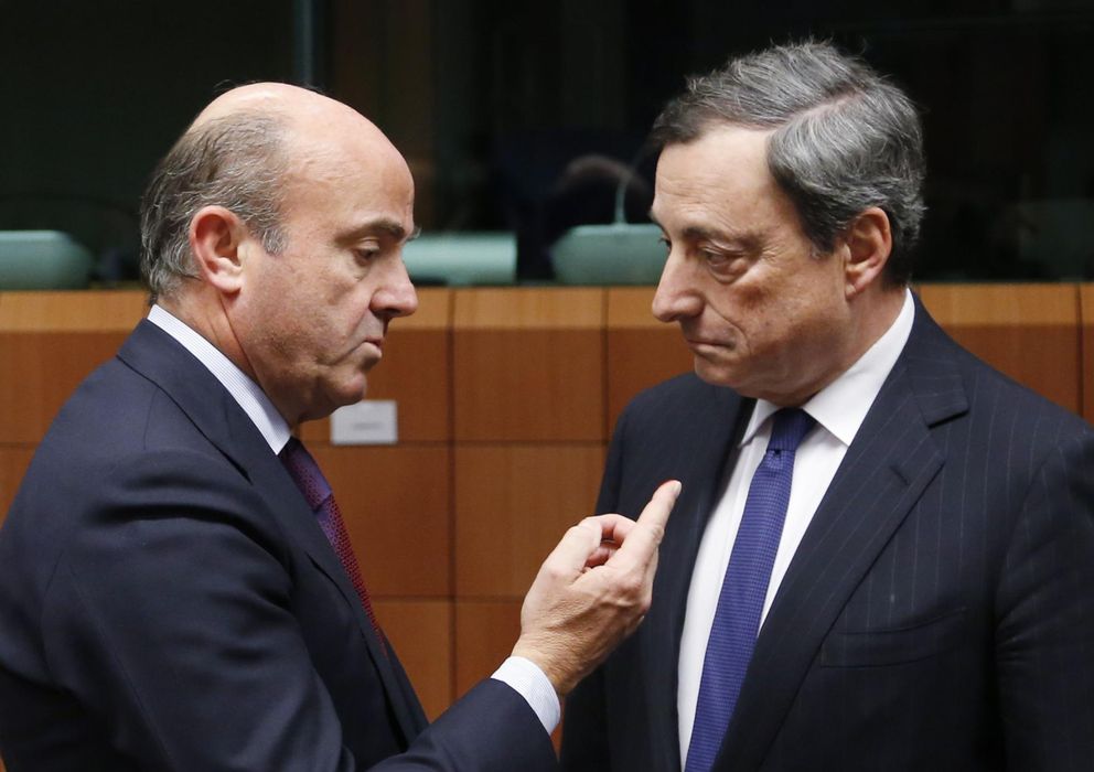 Foto: El ministro español de Economía, Luis de Guindos, y el presidente del BCE, Mario Drahi. (REUTERS)