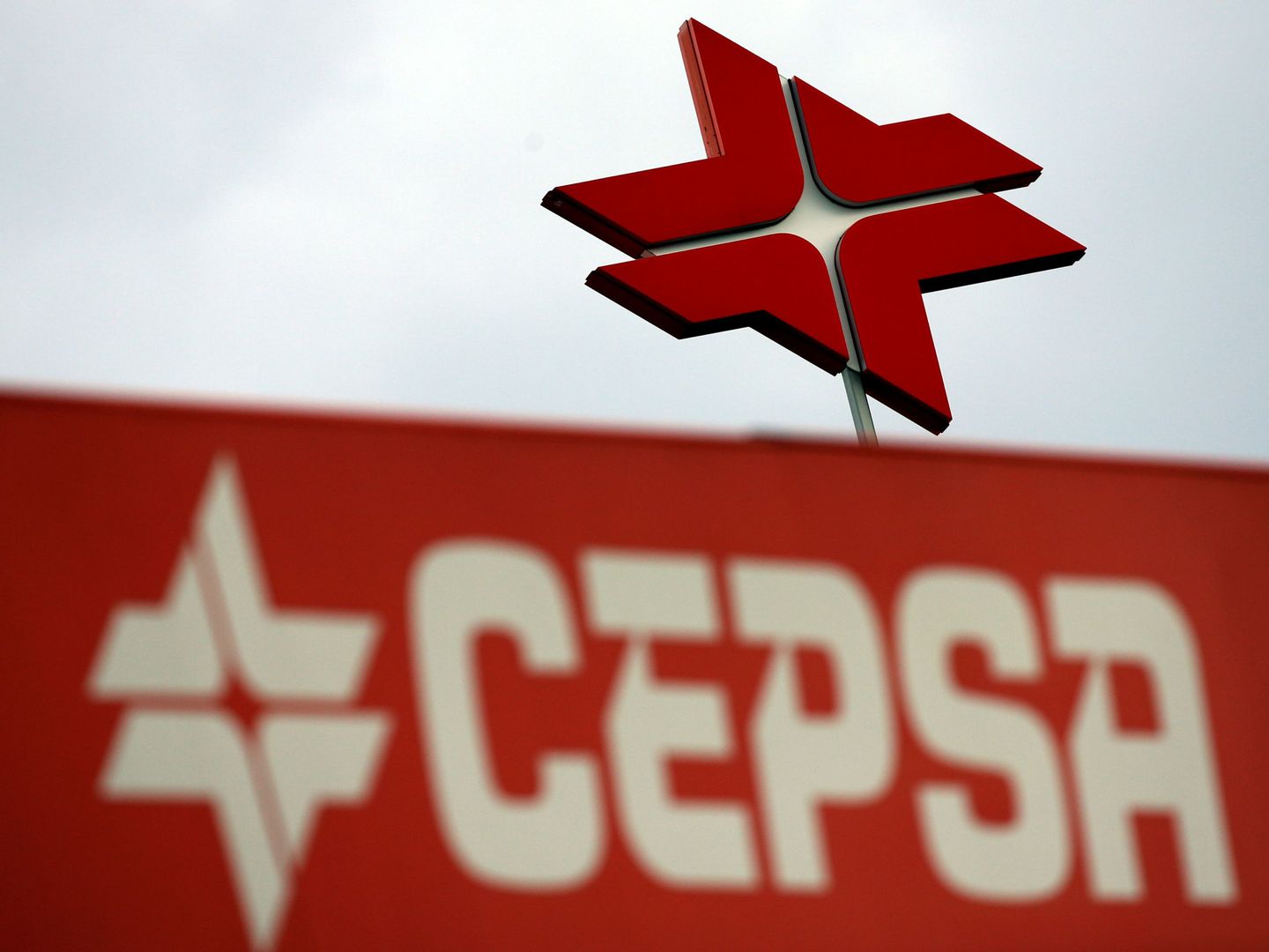 Logo de Cepsa en una estación de servicio. (EFE)