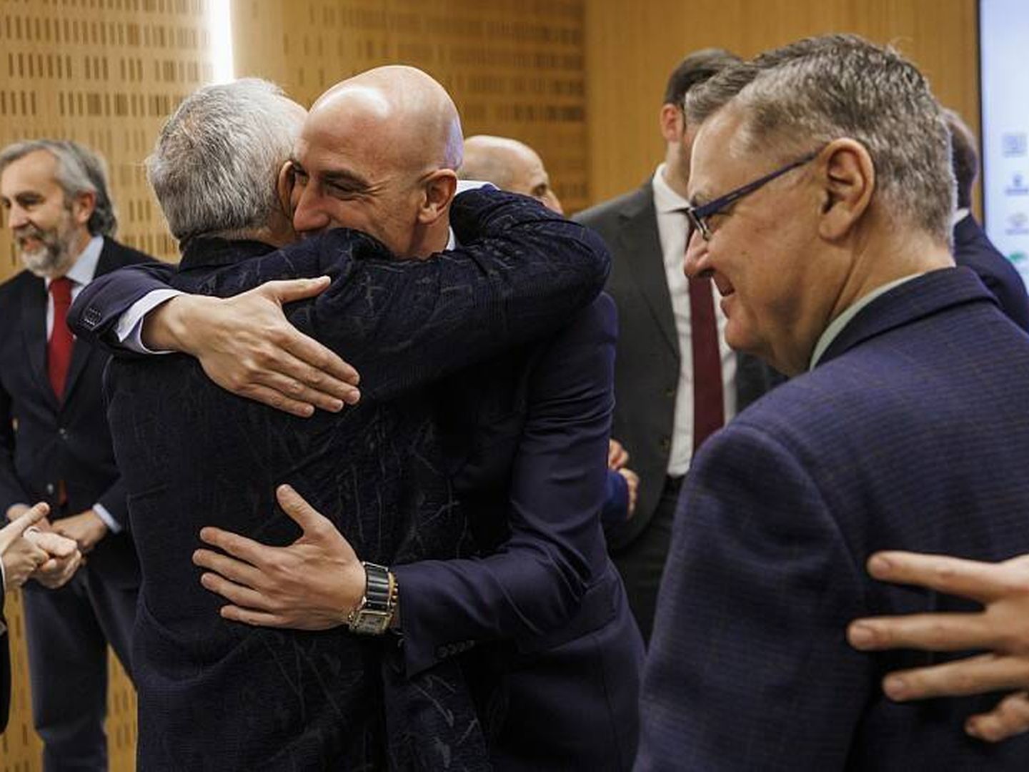 Rubiales abraza a Alejandro Blanco, presidente del COE. (RFEF)