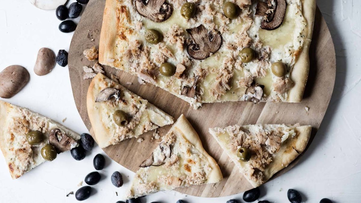 Pizza casera de atún, champiñones y aceitunas, el secreto está en la masa