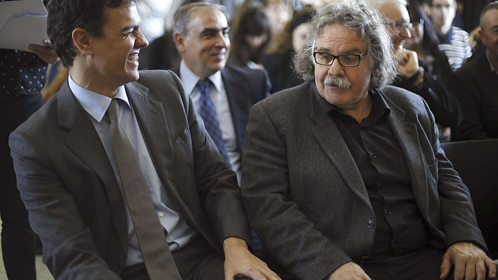 Foto: El líder del PSOE, Pedro Sánchez, junto al portavoz del Grupo de ERC, Joan Tardá. (Efe) 