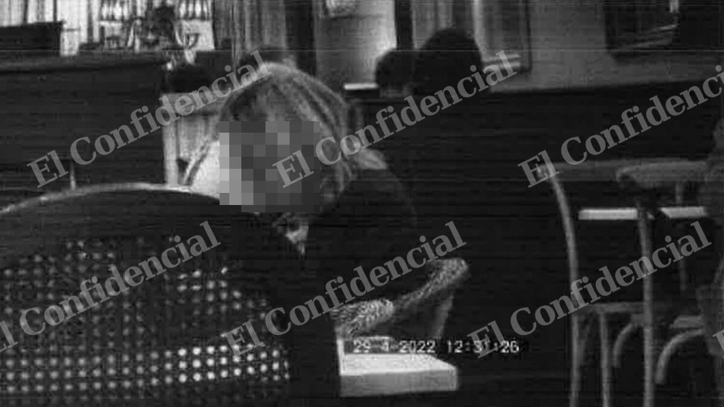 Los detectives fotografiaron a la mujer con la que se reunió el periodista de 'El Mundo'. El Confidencial ha pixelado su rostro para preservar el secreto de las fuentes. (EC)