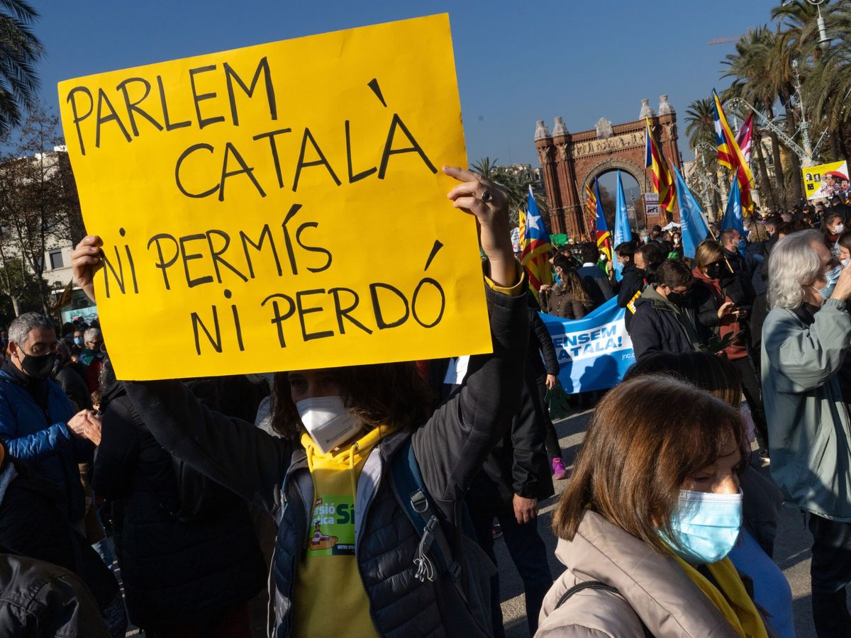 Foto: Manifestación convocada por la plataforma Somescola contra el 25% de español en las escuelas catalanas. (EFE/Enric Fontcuberta)