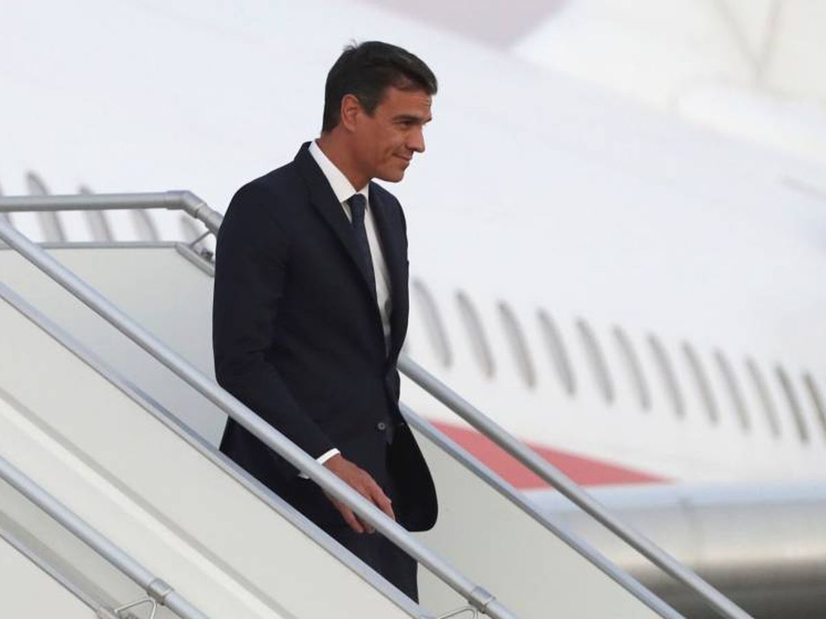 Foto: Pedro Sánchez bajando del avión presidencial. (EFE)