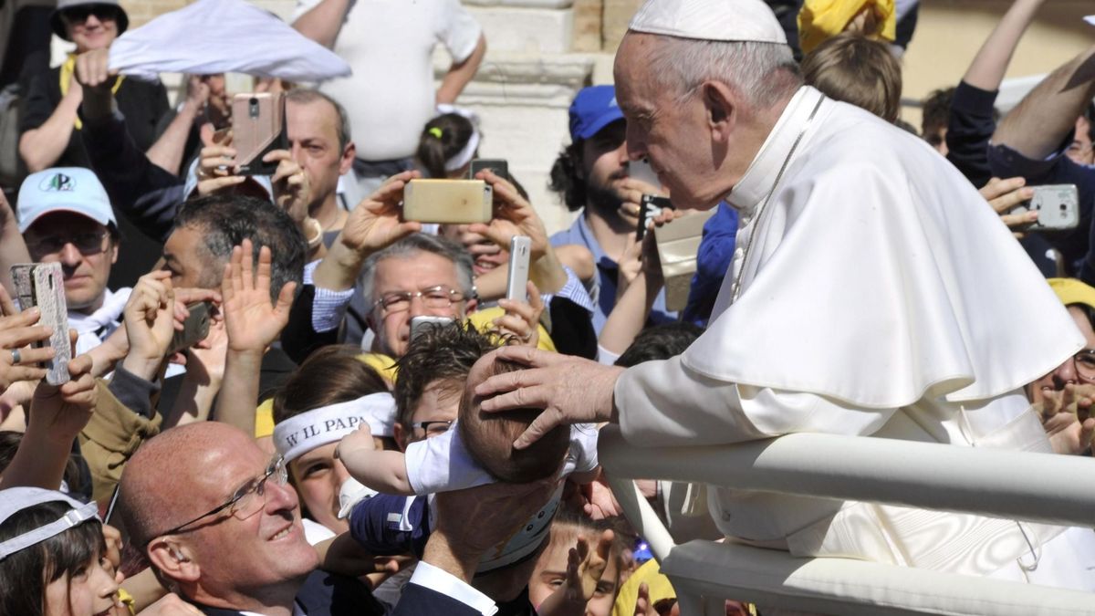 El vídeo viral en el que el Papa evita que varios fieles le besen el anillo 