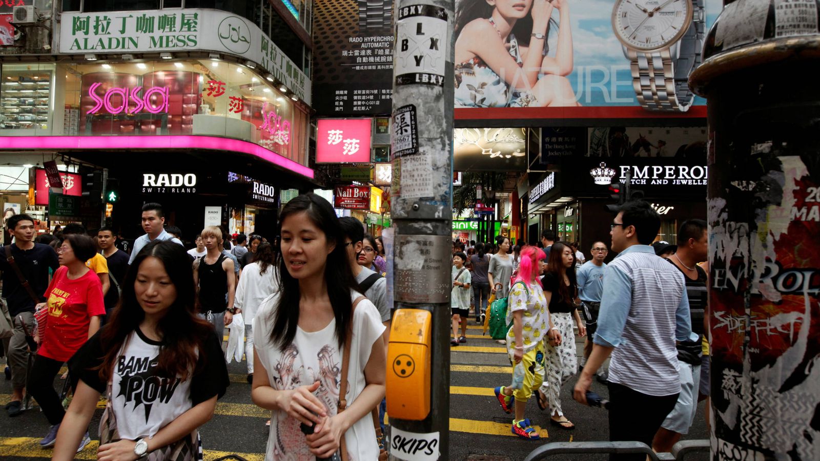 Foto: Ciudadanos en el distrito comercial de Causeway Bay, en Hong Kong (Reuters).