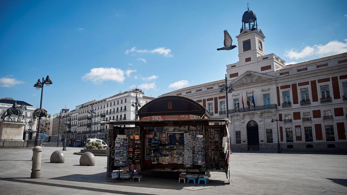 El único quiosco abierto en la Puerta del Sol de Madrid. (EFE/Ana Márquez)
