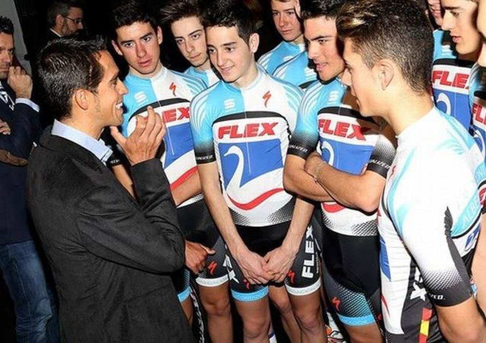 Foto: Alberto Contador junto a varios jóvenes de uno de sus equipos (Fundación Alberto Contador).