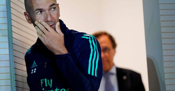 Foto: Zinédine Zidane entra en la sala de prensa de la Ciudad Deportiva de Valdebebas. (EFE)
