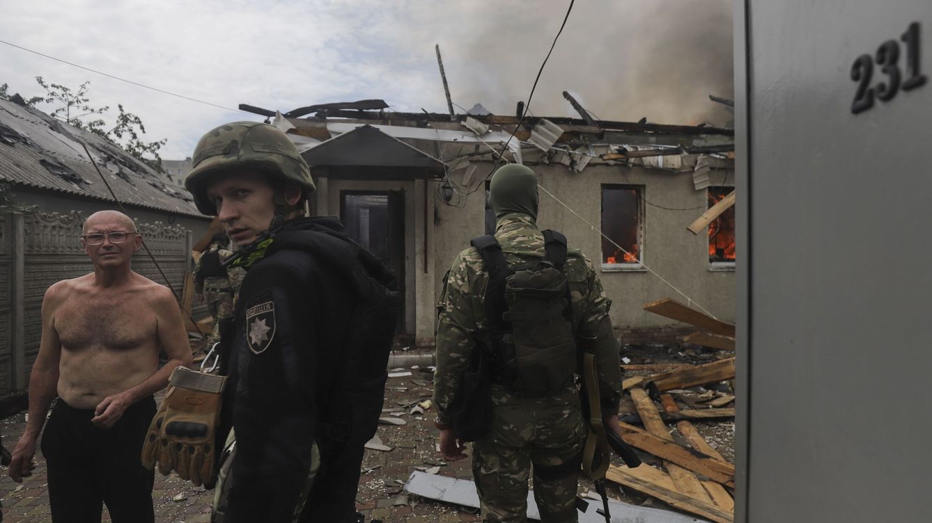 Foto: Un soldado ucraniano habla con un civil en Lysychiansk, en la región de Lugansk. (EFE/STR)