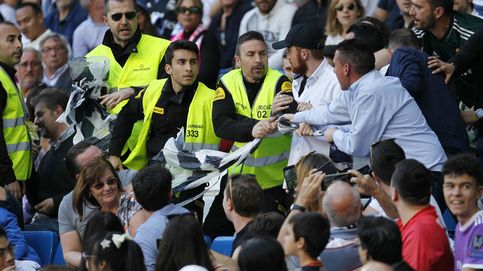 La seguridad del Real Madrid retira una pancarta contra Florentino Pérez