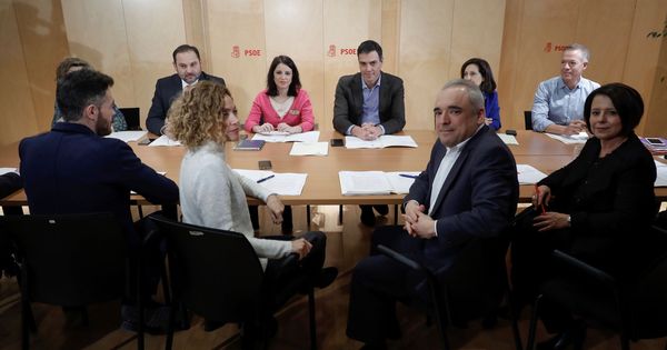 Foto: Pedro Sánchez, con las direcciones del PSOE en Congreso y Senado, y flanqueado por Adriana Lastra y Margarita Robles, este 30 de enero. (EFE)