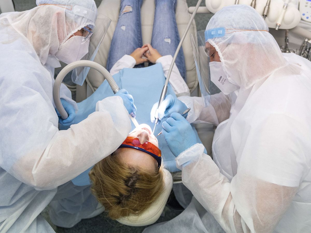 Foto: Los dentistas se preparan para poder atender sin riesgos. (EFE)