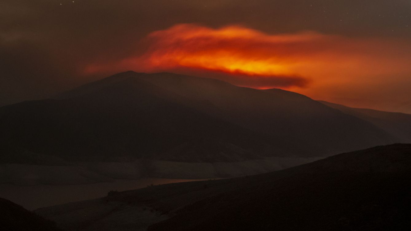 Foto: Incendio forestal en el Parque Natural de O Invernadeiro, en Vilariño de Conso. (EFE/Brais Lorenzo)