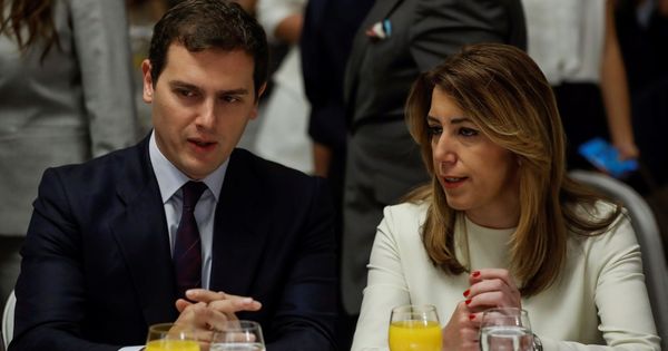 Foto: El líder de Ciudadanos, Albert Rivera, junto a Susana Díaz el pasado mes de mayo. (EFE)
