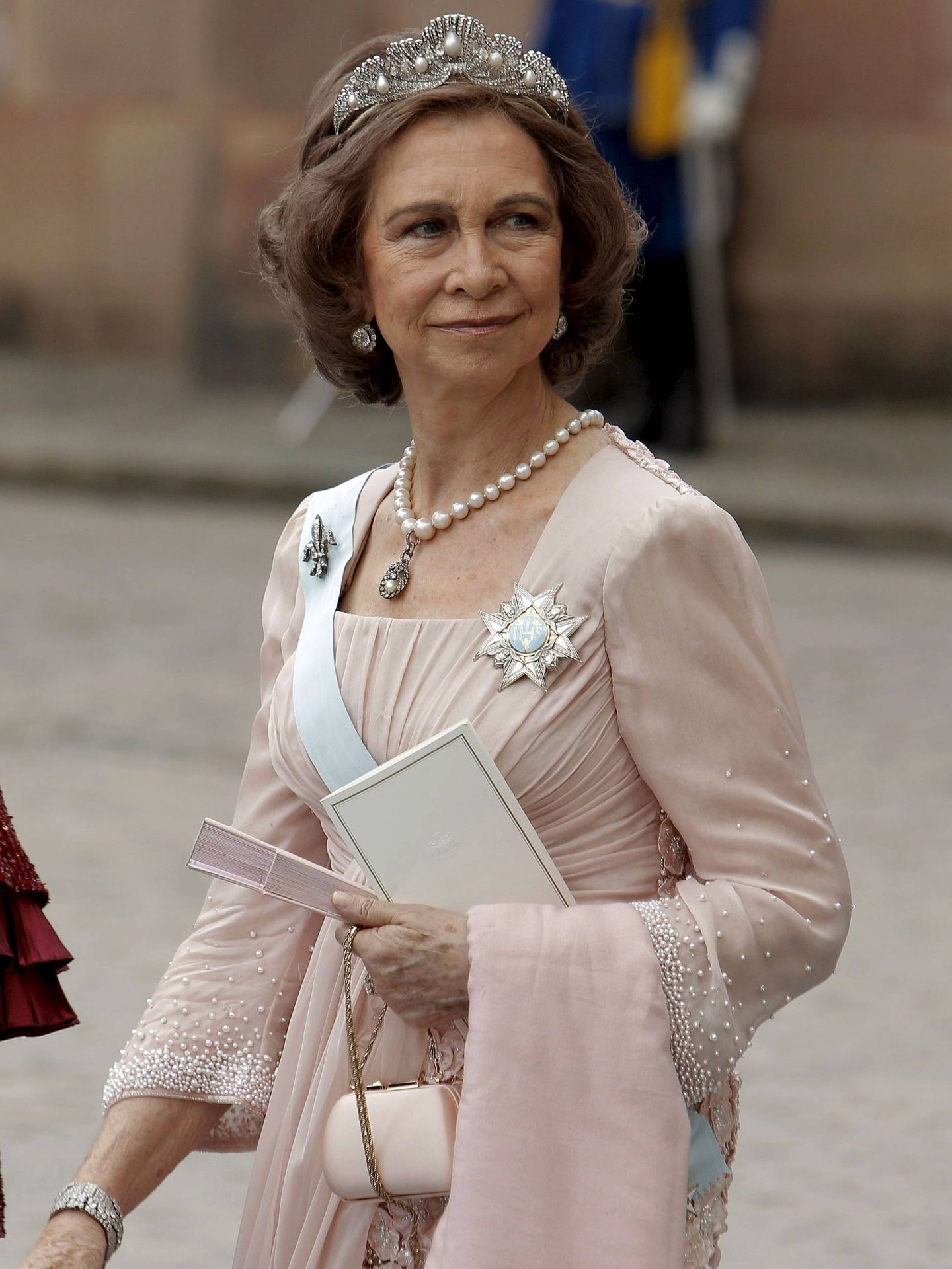 La Reina, con el broche en la boda de Victoria de Suecia. (EFE)