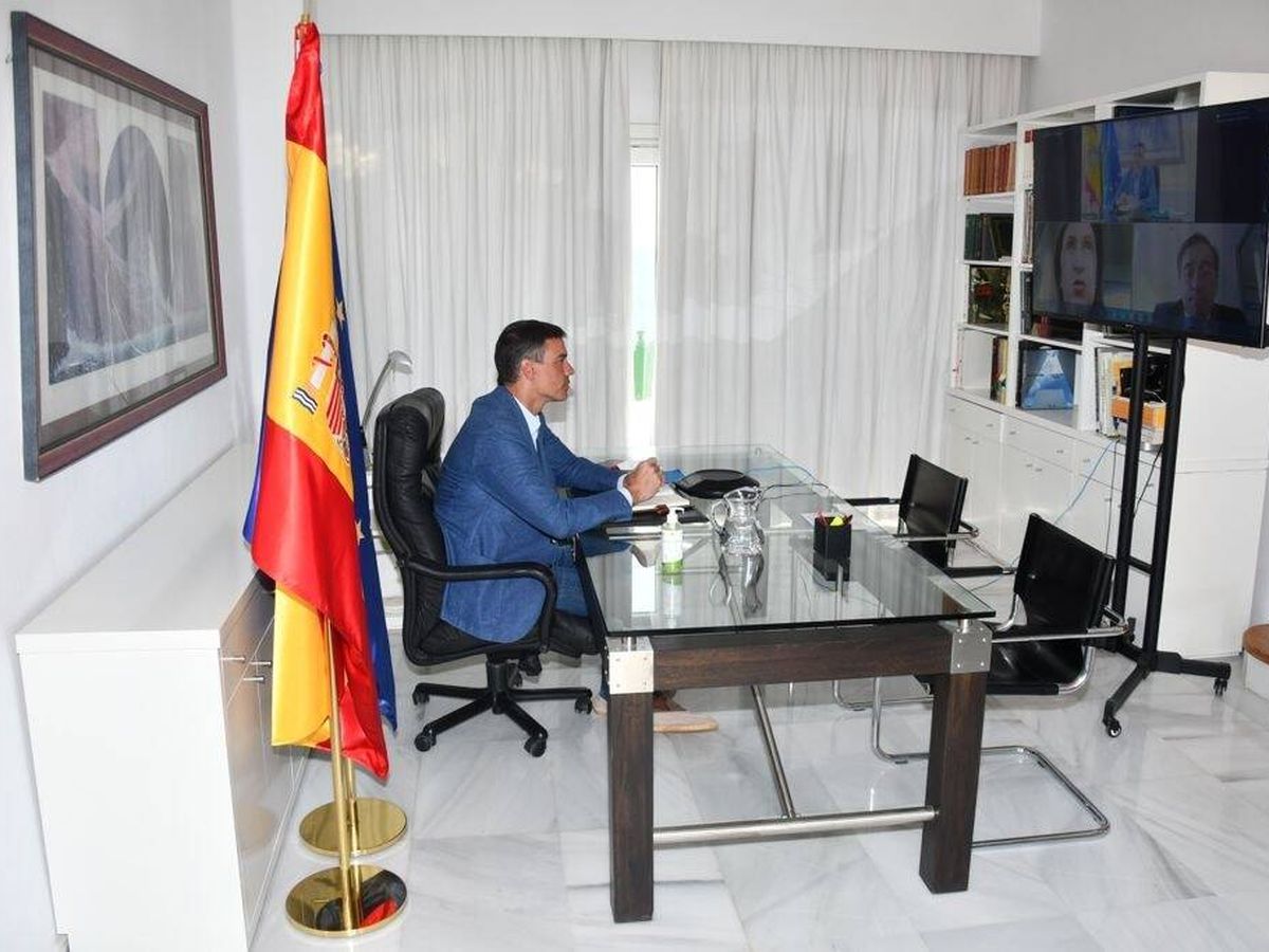 Foto: Foto distribuida por Moncloa del presidente reunido telemáticamente con Robles y Albares. 