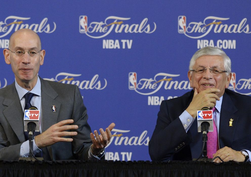 Foto: Adam Silver (izquierda) y David Stern (derecha) en sala de prensa durante la última edición de las Finales NBA. 