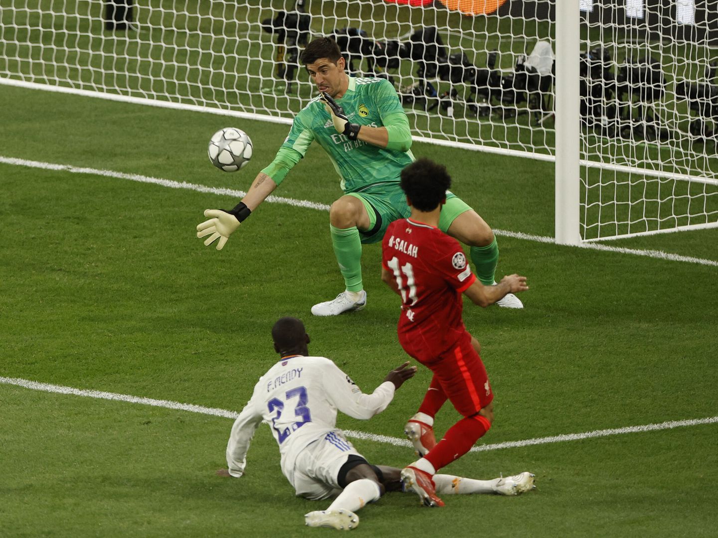 Courtois despeja un balón en una ocasión de gol de Salah. (Reuters/Mark Hughes)