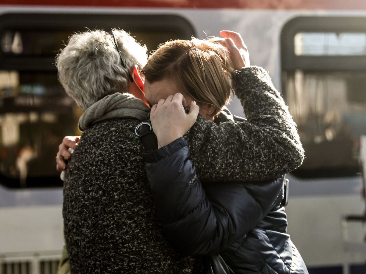 Foto: Dos refugiadas ucranianas llegan en tren desde Polonia hasta Alemania (EFE/EPA/Singer)