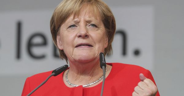 Foto: La líder del partido Unión Cristianodemócrata (CDU) y actual canciller alemana, Angela Merkel, durante el acto en el que le tiraron tomates. (EFE)