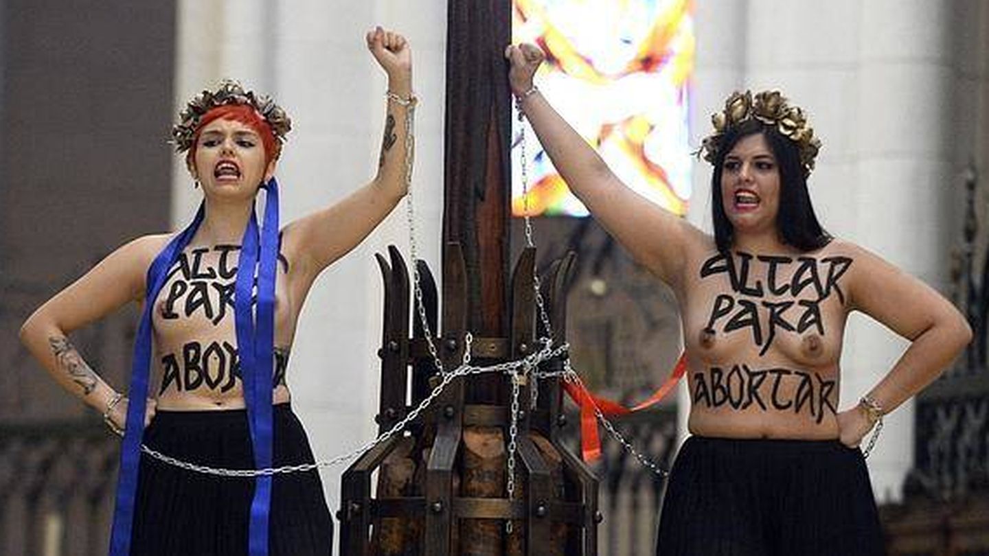 Abogados Cristianos se querelló contra las activistas de Femen que se esposaron en la Almudena. (Femen)