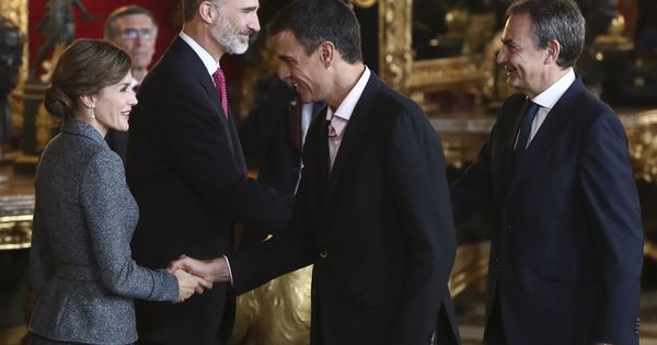 Foto: Pedro Sánchez y José Luis Rodrígue Zapatero saludan a los reyes Felipe y Letizia durante la recepción en el Palacio Real de este 12-O. (EFE)