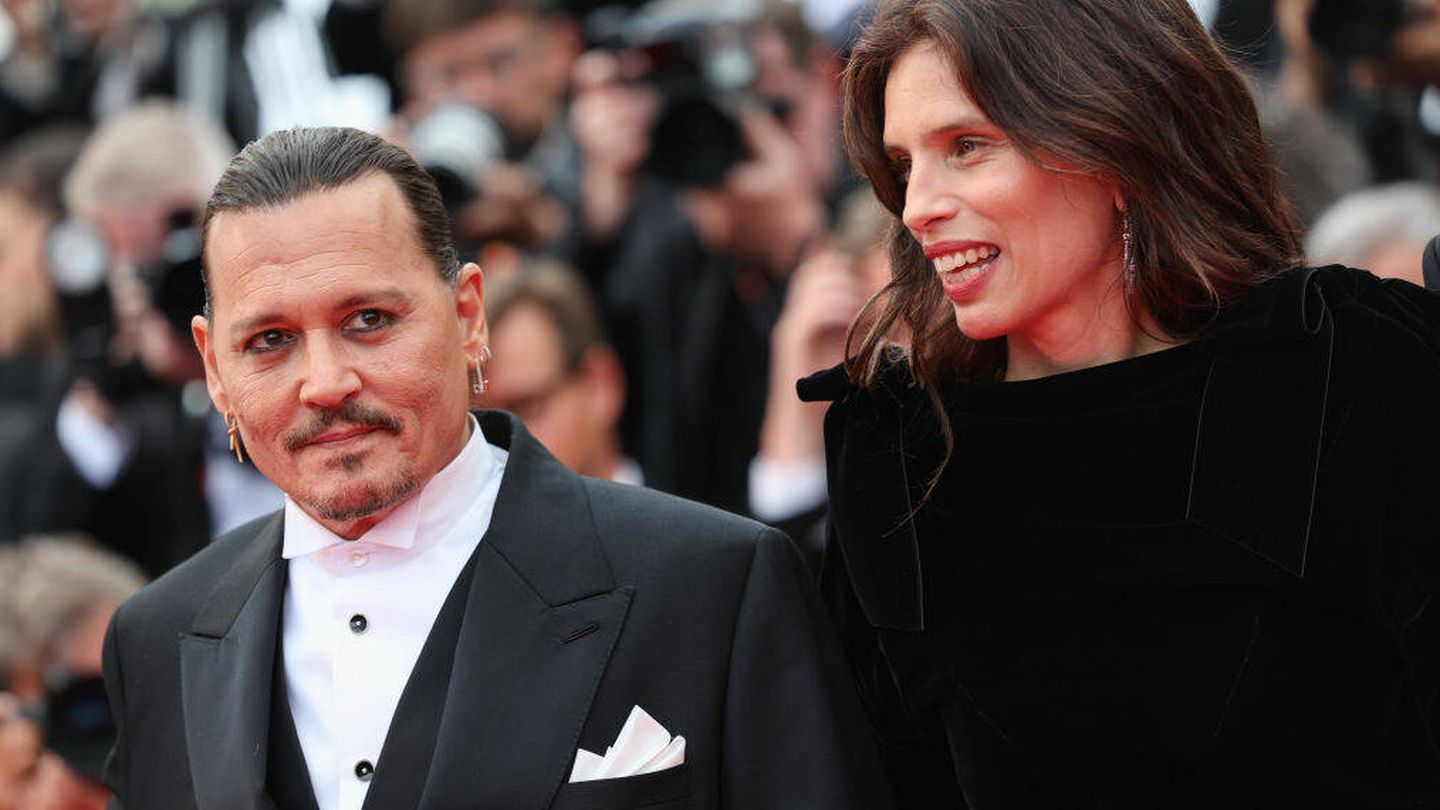 Johnny Depp, junto a Maïwenn. (Getty Images)