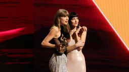 Taylor Swift y Dakota Johnson, o cuando dos looks bastan para salvar la alfombra roja de los MTV Video Music Awards