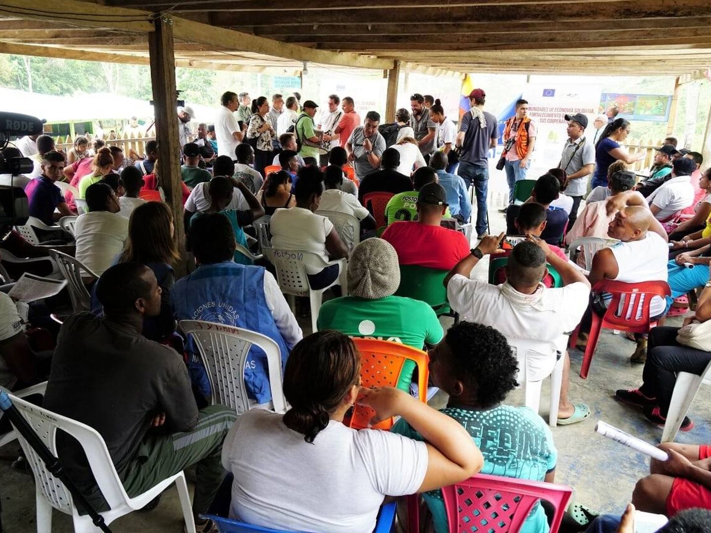 Asistentes a la presentación en Mutatá (Colombia) del proyecto para formar a excombatientes de las FARC en cooperativismo. (EC)