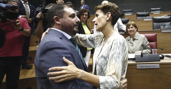 Foto: María Chivite felicita a Unai Hualde por su elección como presidente del Parlamento de Navarra. (EFE)