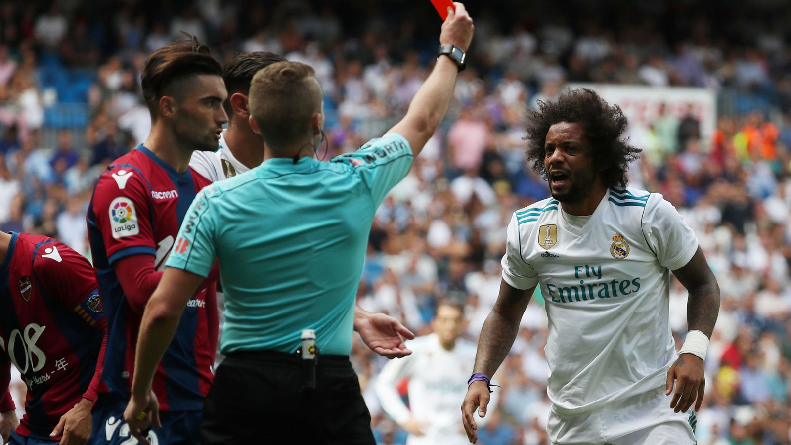 Foto: El momento en que Marcelo recibe la roja ante el Levante. (Reuters)