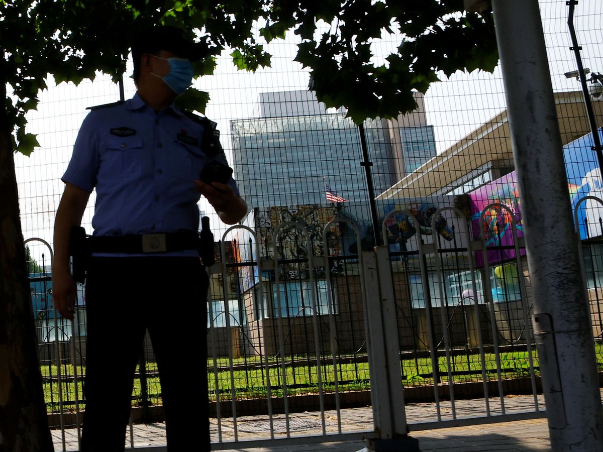 Foto: Un agente de policía en China. (Reuters/ Archivo/ Carlos García Rawlins)