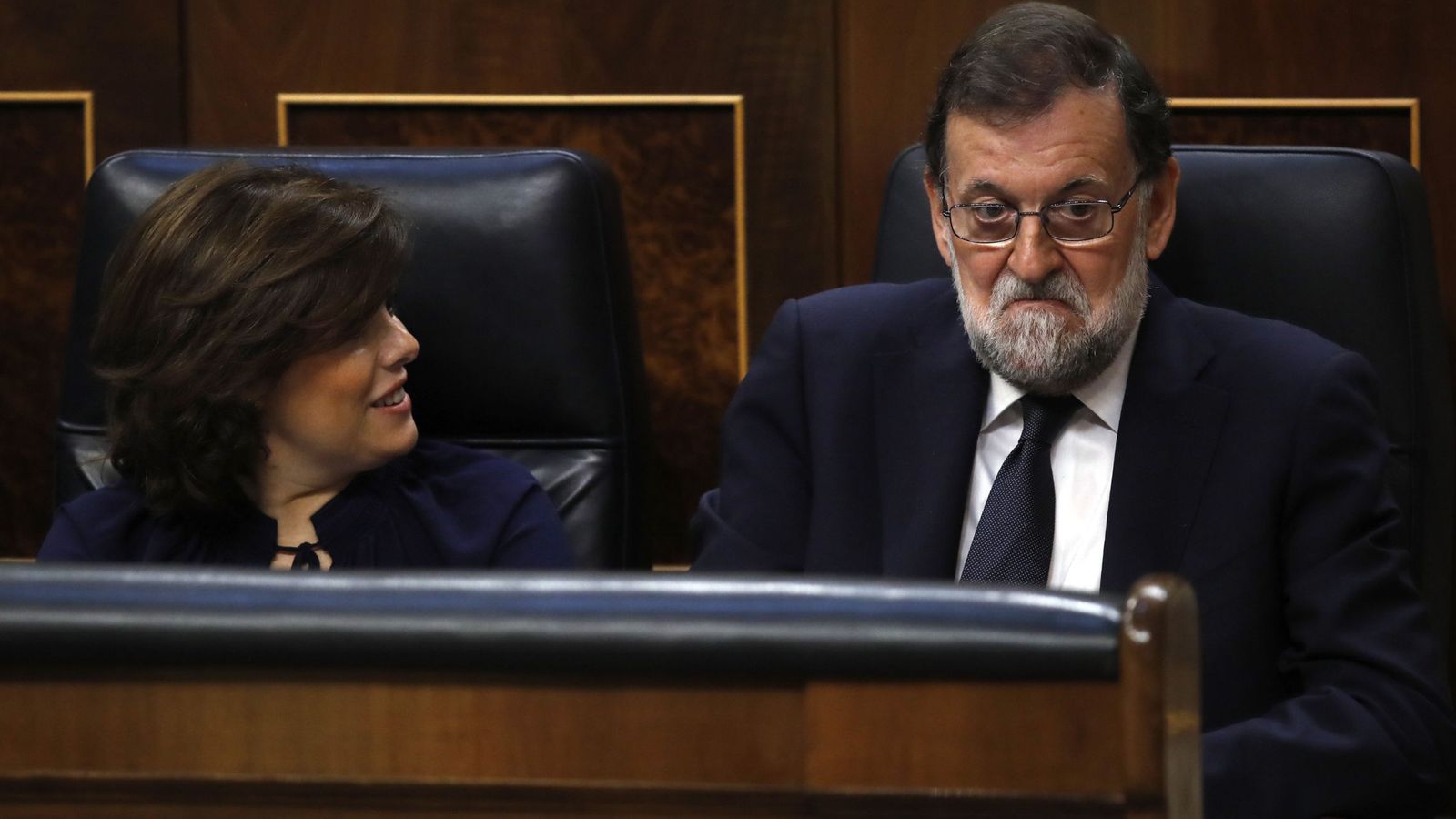 Foto: Mariano Rajoy escucha a la oposición durante la moción de censura. 