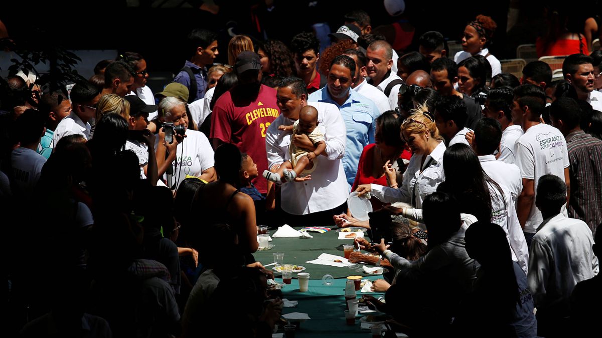 Elecciones en Venezuela: rezos, reparto de sopa y dólares falsos para vencer a Maduro