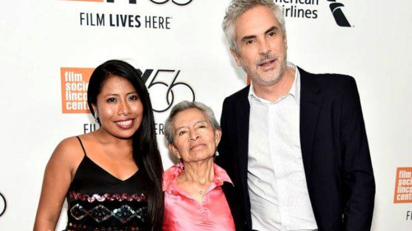 Alfonso Cuarón junto a Libo, la 'nana' que cuidó del director, y la actriz protagonista Yalitza Aparicio