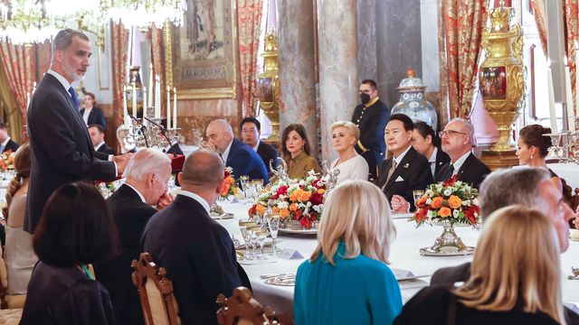 El rey Felipe lee su discurso durante la cena de gala para los jefes de Estado de la OTAN. (EFE/Martín)