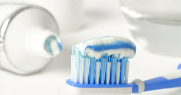 Foto: Un cepillo con pasta de dientes. (Pixabay)