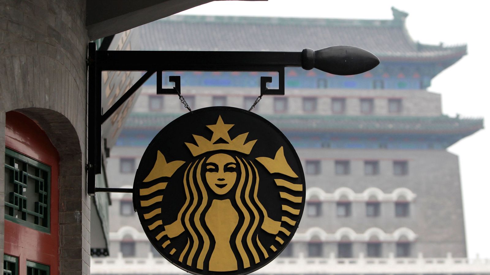 Foto: El logo de un Starbucks en China. (Reuters)