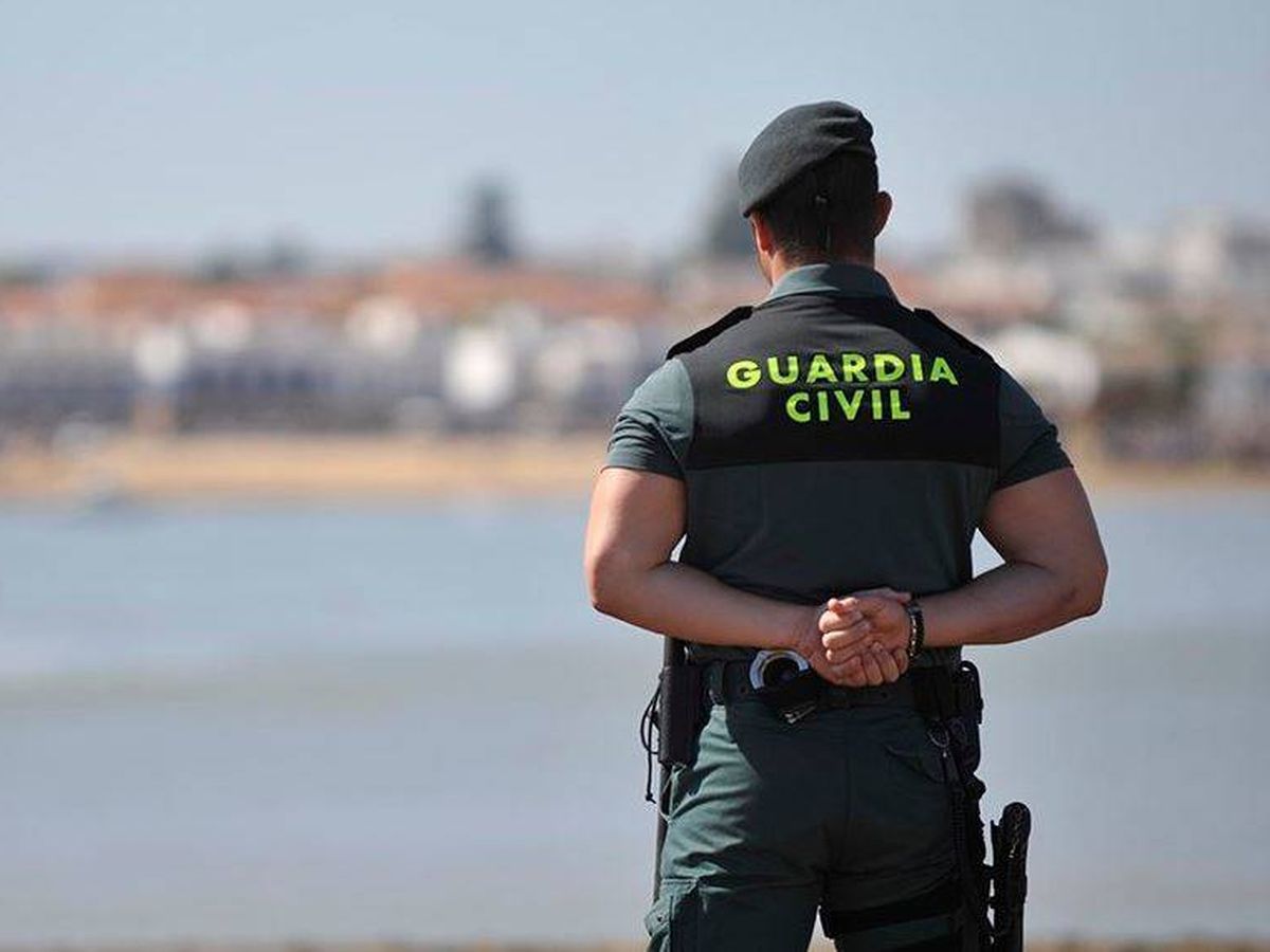 Foto: Un agente de la Guardia Civil en la playa, en una imagen de archivo. (Guardia Civil)