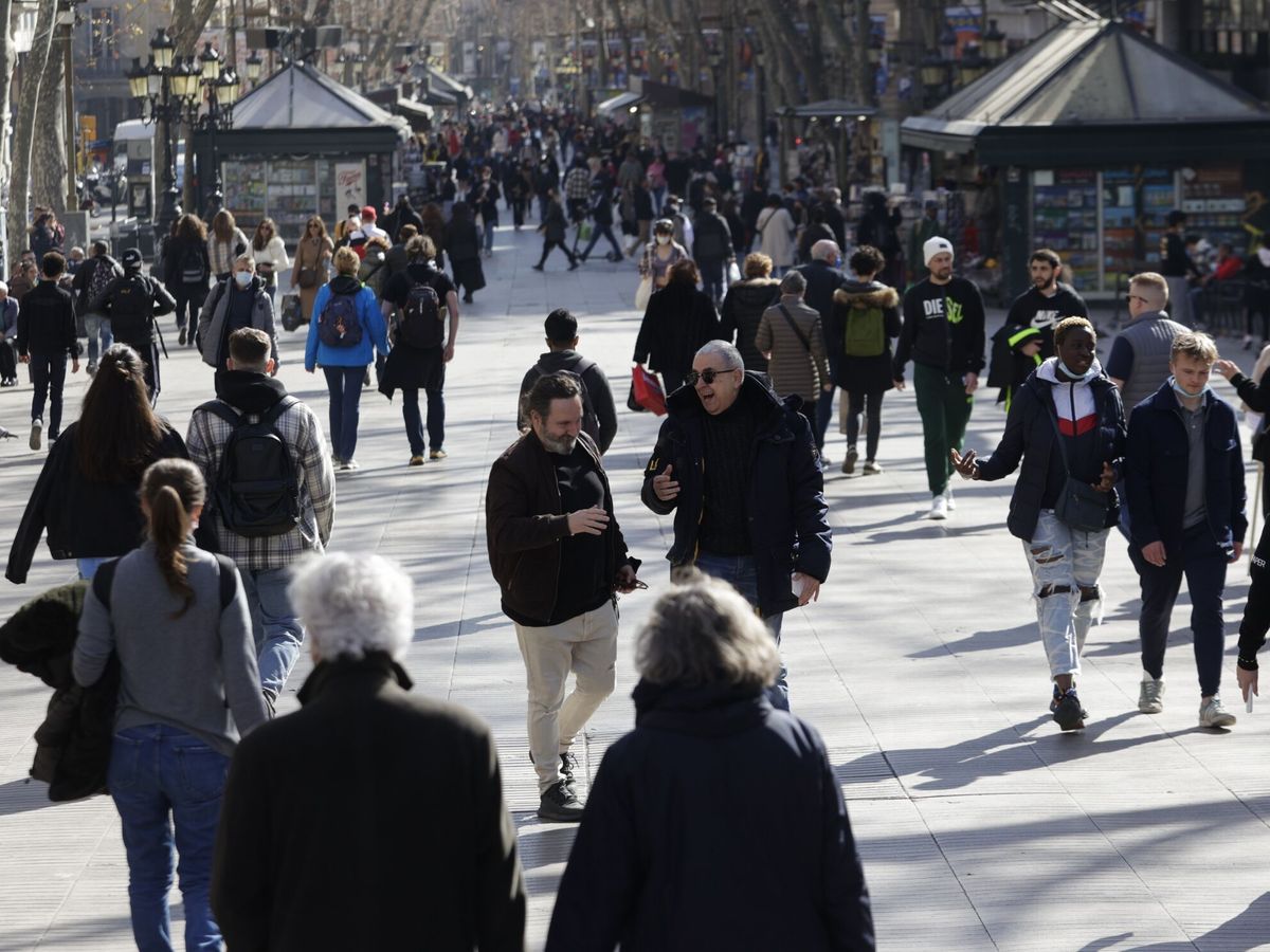 Foto: Varias personas pasean por la Rambla de Barcelona. (EFE/Quique García)