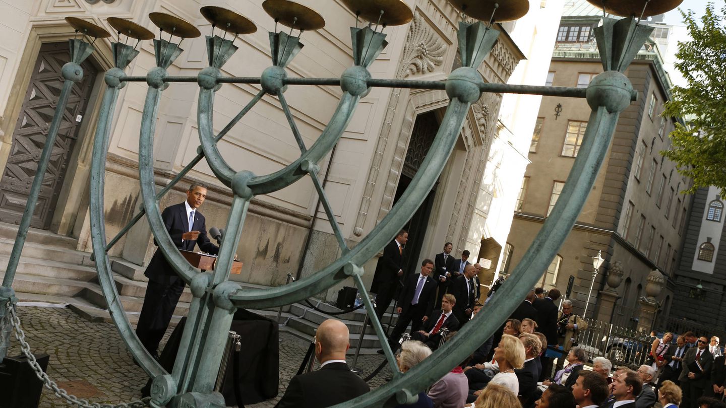 Barack Obama durante una visita a la Gran Sinagoga de Estocolmo. (Reuters)